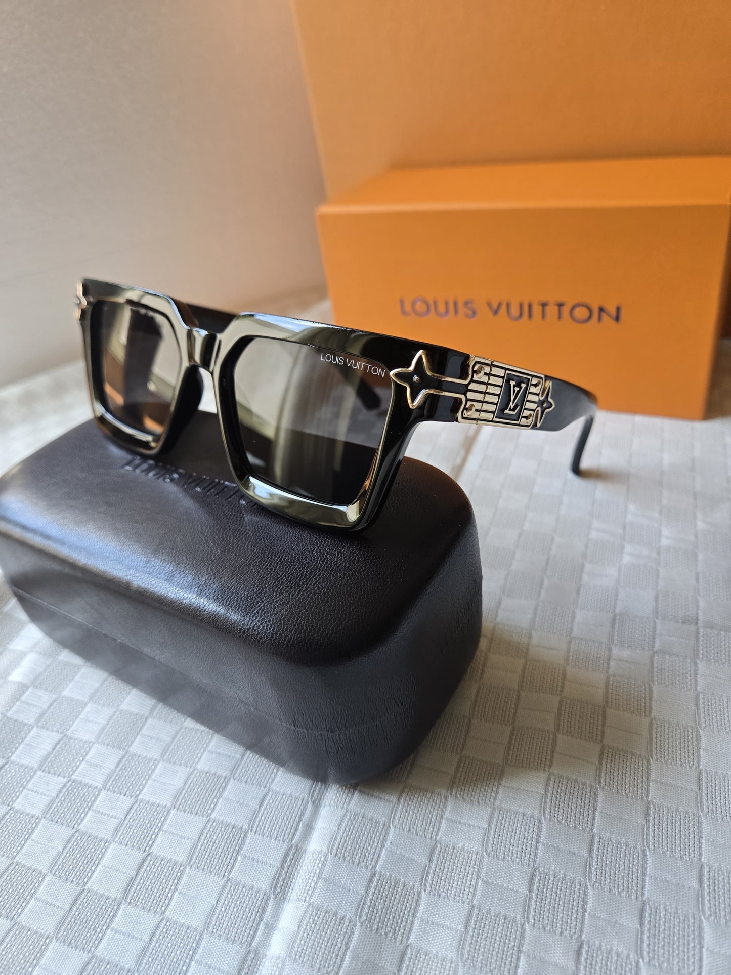 Lentes de Sol Fashion Estilo LV Oversized para Mujer | Negro con Detalles Dorados